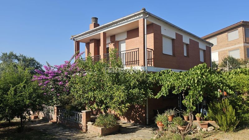 Foto 0d8630b6-81d1-4d28-955f-6916abd43654. Casa amb piscina a Lliçà de Vall