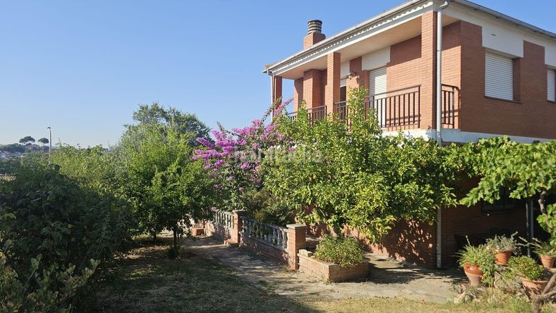 Foto f40bdaca-ecb2-4ec9-b9b3-22504f05b7d9. Casa amb piscina a Lliçà de Vall