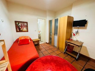Rent Studio in Calle capuchinas 8. Estudio interior para estudiantes junto a catedral