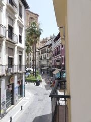 Rent Studio in Calle capuchinas 8. Estudio exterior para estudiantes frente a catedral
