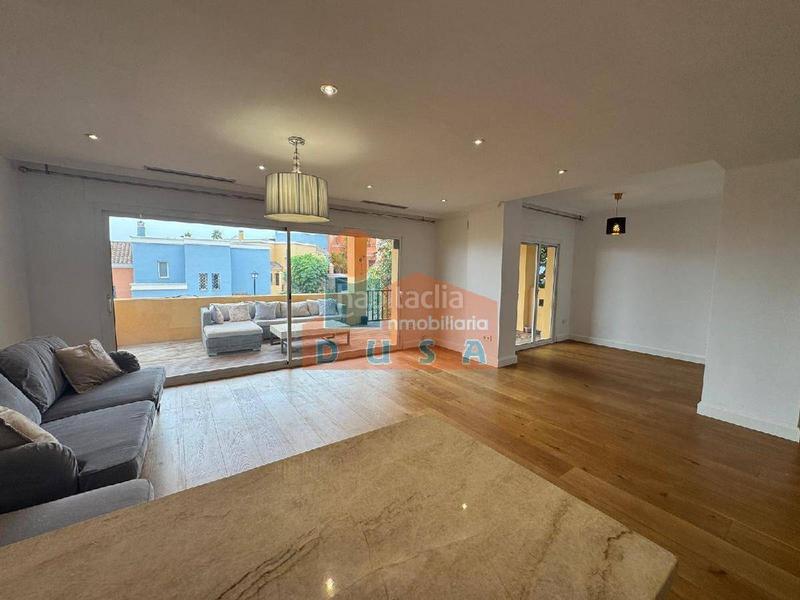 Foto 4286478d-97fb-429a-97d5-17cfc2cfb2e1. Location maison avec parking piscine dans Los Naranjos Marbella