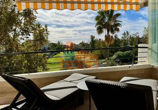 Miete Etagenwohnung in Guadalmina Alta. Alquiler piso 3 dormitorios y 3 baños primera linea de golf