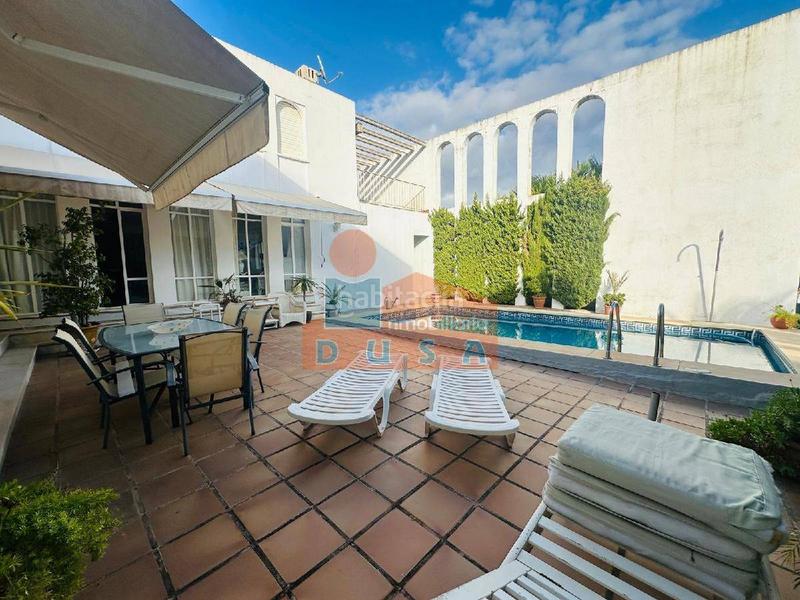 Foto 2ce2b5b5-4bda-4614-a4ae-411eb8fc1c17. Chalet villa independiente con muchas opciones en Marbella