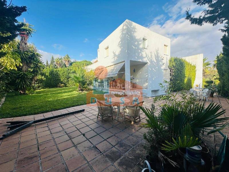 Foto bd53ef98-09ce-4c7c-9790-fedc760e9813. Chalet villa independiente con muchas opciones en Marbella
