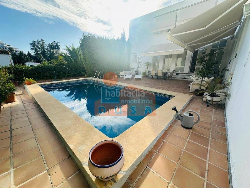 Foto cf249eb0-b27f-47d8-bc68-3f2fe3d0447c. Chalet villa independiente con muchas opciones en Marbella