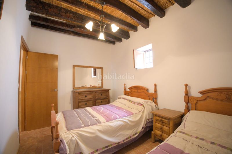 Foto bdf523fc-2a71-4f0e-809e-31947adc2fd5. Casa adossada a Ugíjar
