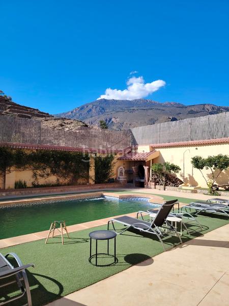 Foto d38f9b5b-65ea-41ec-b74b-3011e22e41e1. Masia amb xemeneia aparcament piscina a Dalías