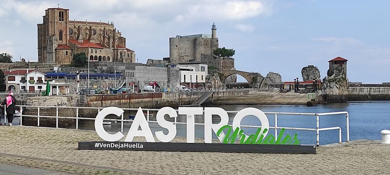 Foto a7aa962b-3e37-4f81-ba9d-5339472e975f. Casa aparellada amb calefacció aparcament a Mioño-Santullán Castro - Urdiales