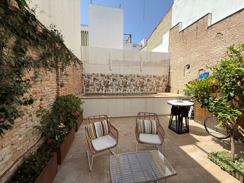 Foto 661a8eea-0263-40b2-b7a7-658a6cf32df3. Casa exclusiva casa con encanto en el corazón de miraflores! en Sevilla