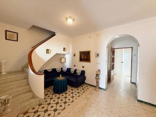 Casa adossada a Pilas. Amplia casa de 2 plantas con patio y múltiples posibilidades en