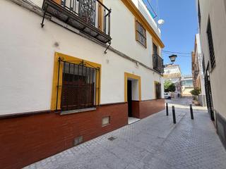 Casa adossada  Calle maravillas. Casa adosada de esquina con azotea junto a plaza san marcos y pa