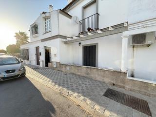 Maison jumelée à Pilas. Adosado amplio en pilas, una oportunidad para empezar a vivir.