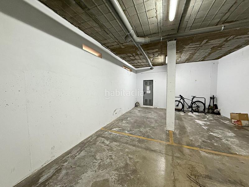 Foto d3e7295a-89b7-493a-9618-f22a90e205d5. Parking voiture dans Feria Sevilla