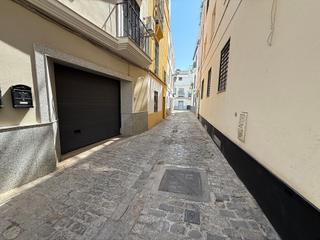 Aparcament cotxe  Calle valderrama. Plaza de garaje en venta en calle valderrama  sevilla