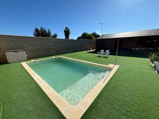 Wohngrundstück in Calle verdial 12. Parcela rústica con construcciones, piscina y grandes posibilida