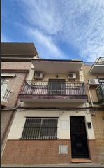Casa  Soledad. Casa amplia y lista para entrar a vivir en palmete sevilla