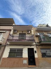 Haus  Soledad. Casa amplia y lista para entrar a vivir en palmete sevilla