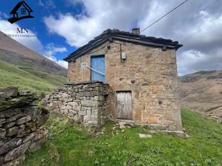 Masia a Vega de Pas. Conjunto de tres cabañas pasiegas con fincas privadas en vega de