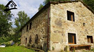Masia a Vega de Pas. Majestuosa cabaña rural con finca en vega de pas