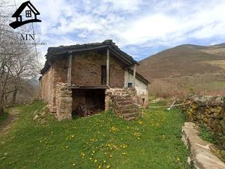 Masia a Vega de Pas. Amplia cabaña independiente  y finca en vega de pas