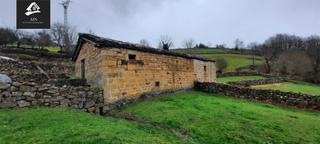 Maison à Luena. Auténtica cabaña pasiega pareada para reformar en un terreno de