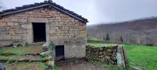 Casa a Luena. Cabaña para reformar en un terreno de más de 15 ha.