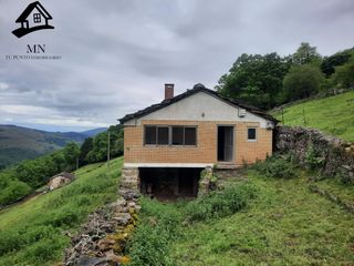 Casa in San Pedro del Romeral. Conjunto pasiego único vivienda   cabaña para reformar en finca