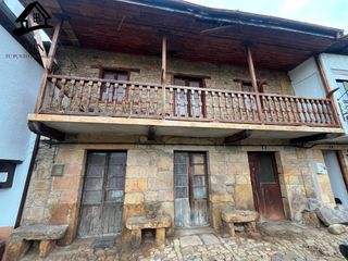 Mas à Selaya. Casa de piedra tradicional con balconada en pleno centro de sela