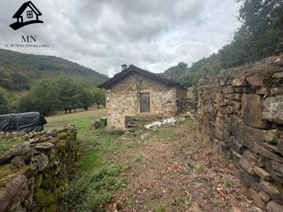 Mas à Vega de Pas. Dos cabañas pasiegas pareadas en finca llana ,con luz, agua de t