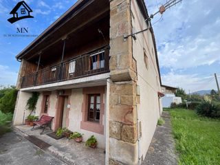 Maison à Penagos. Casona independiente tradicional de piedra con balconada y jardí