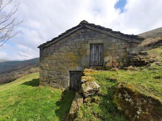 Casa a San Pedro del Romeral. Finca de más de 18000m2 con dos cabañas para reformar.