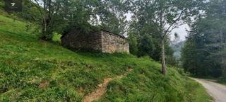 Masia a San Roque de Riomiera. Conjunto de dos cabañas tipicas pasiegas