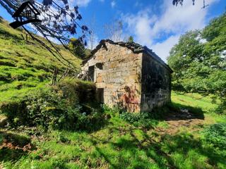 Casa a San Roque de Riomiera. Cabaña pasiega independiente con proyecto de reforma y cambio de