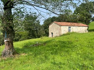 Maison à Villacarriedo. Conjunto de casa  de campo, dos cabañas pasiegas y finca rustica