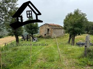 Masia a Saro. Venta de imponente finca rústica con tres cabañas pasiegas en sa