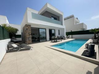 Xalet a Santiago de La Ribera. Villa de lujo ultramoderna con piscina climatizada a sólo 800 m