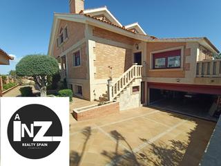 Chalet in Veneziola. Exclusivo chalet independiente a solo 50 metros de la playa con