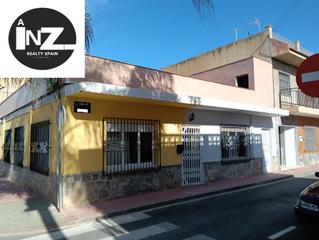 Maison à Centro. Casa independiente de 3 dormitorios con terraza y garaje a 450 m