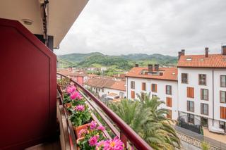 Dúplex a Oiartzun. Preciosa vivienda duplex en venta en la plaza euskal herria de o