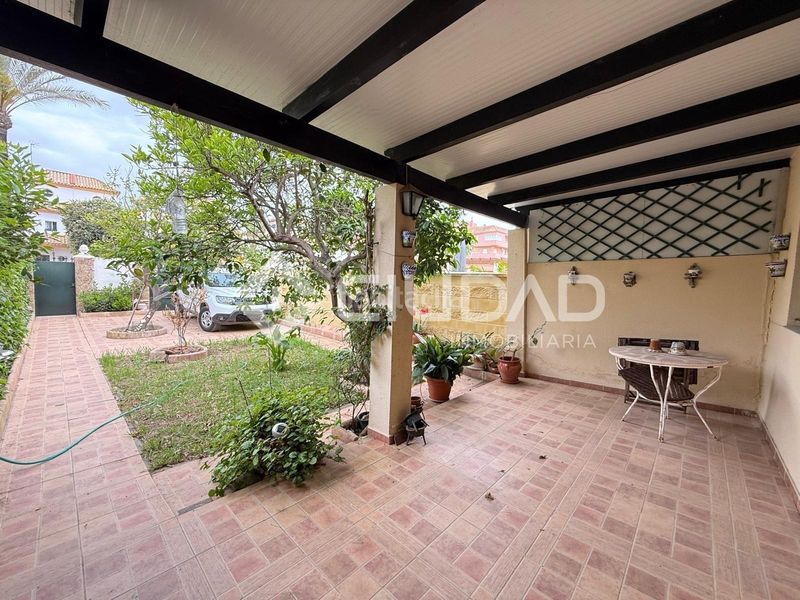 Foto d10d7228-95f1-41cc-9b02-f4e300fe89b9. Chalet  en venta en La Laguna Chipiona