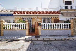 Casa a Puerto Deportivo. Vivienda independiente en venta