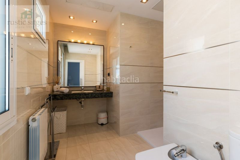 Foto 2da8f4b9-d4d7-48e1-92c5-07437a887288. Chalet en passeig maritim 37 venta privada consulte condiciones en Sitges