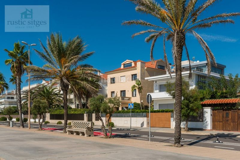 Foto b0e780e5-c767-4297-a3ca-311bcfaa2fe6. Chalet en passeig maritim 37 venta privada consulte condiciones en Sitges