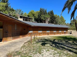Mas dans Albinyana. Finca con equipamientos  hipica