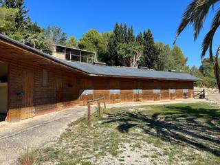 Masia a Albinyana. Finca con equipamientos  hipica