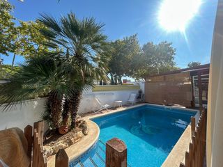 Chalet in Ausias march 42. Chalet esquinero con apartamento independiente y piscina en sant