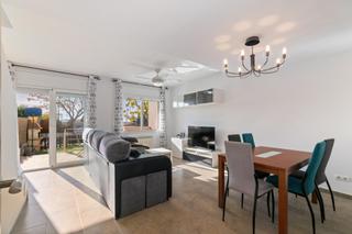 Maison jumelée à Fondo Somella. Tu hogar ideal en vilanova i la geltrú con piscina, vistas al ma