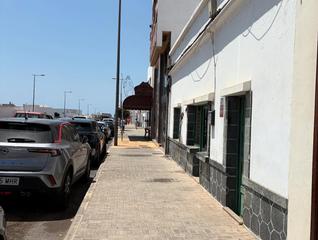 Reihenhaus in Calle león y castillo 195. Se vende vivienda con solar en arrecife altavista