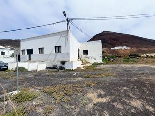 Chalet  Calle los pescadores. Venta de vivienda y terreno en el pueblo de soo en teguise