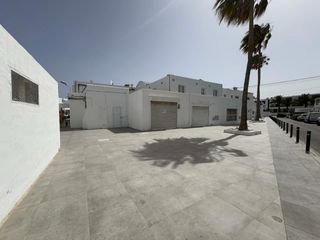 Geschäftsraum in Avenida de las playas 57. Se vende local comercial en puerto del carmen